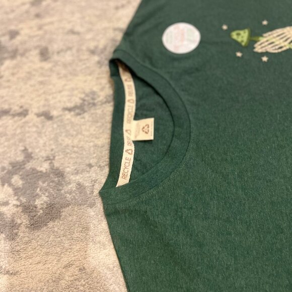 Recycle Threads t-shits Large Green dark color with design. - Picture 5 of 5